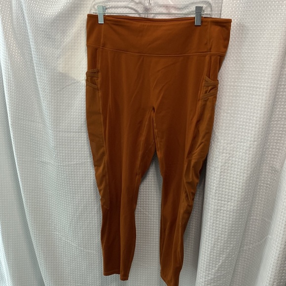 Fabletics Trinity Leggings in Teak - Picture 2 of 10